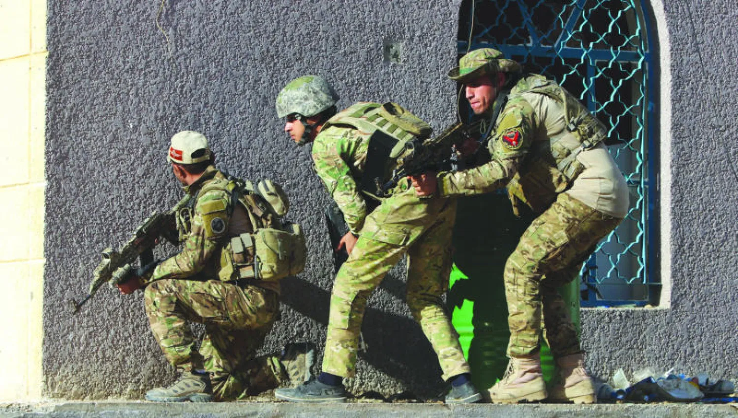 جنود عراقيون خلال مواجهة مع مسلحي «داعش» في قرية السجارية قرب الرمادي أمس (إ.ب.أ)