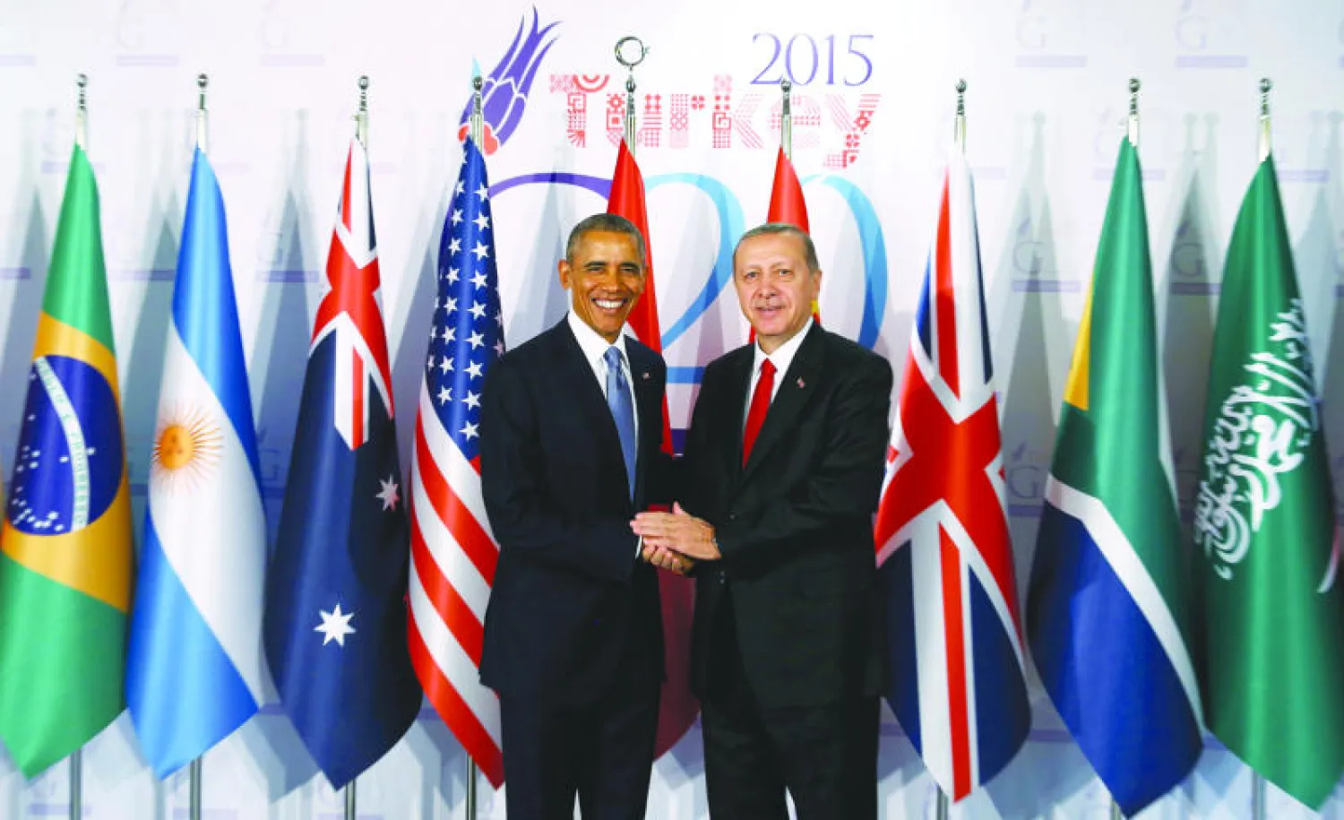 الرئيسان التركي رجب طيب إردوغان و الرئيس الأميركي باراك أوباما في صورة تذكارية قبل بدء أعمال العشرين أمس (رويترز)