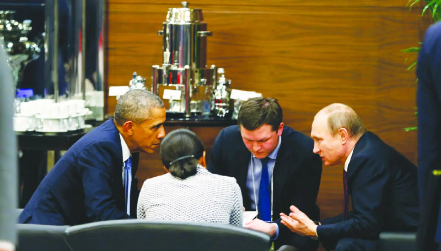 الرئيسان بوتين وأوباما خلال اجتماع ثنائي في أنطاليا أمس دام 35 دقيقة على هامش قمة العشرين (إ.ب.أ)