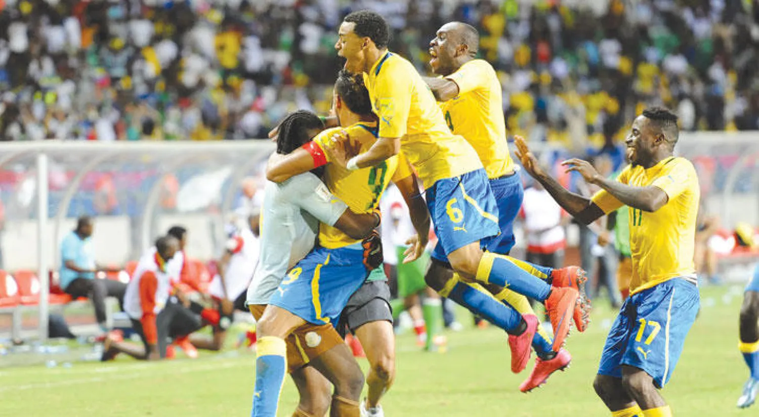 لاعبو الغابون يحتفلون بالتأهل إلى الدور الثالث من تصفيات المونديال على حساب موزمبيق (أ.ف.ب)