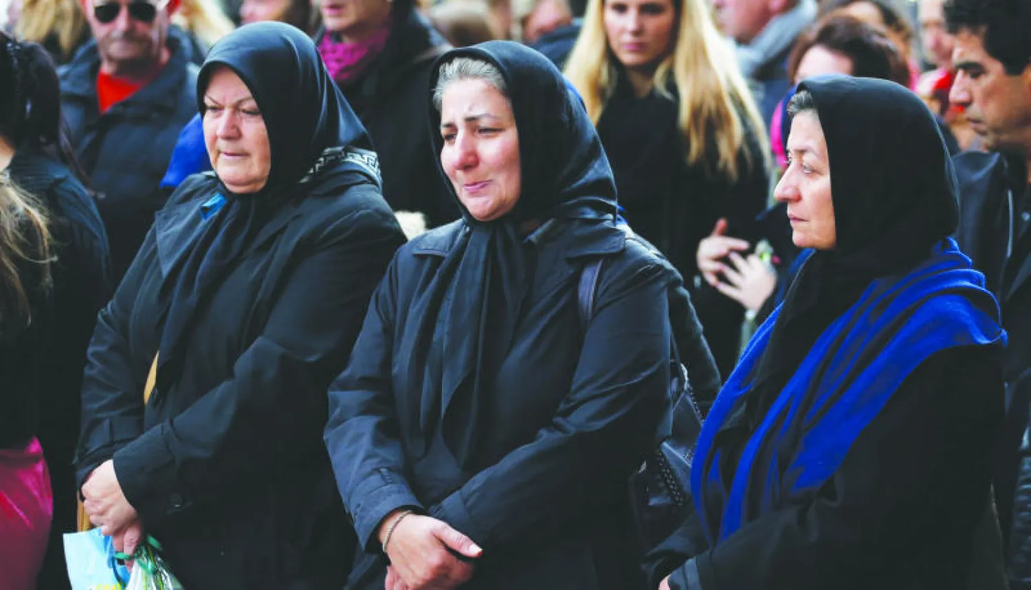 الالاف من الفرنسيين وقفوا دقيقة صمت أمام مسرح باتاكلان حداداً على ارواح ضحايا الهجمات على باريس (إ ب أ)