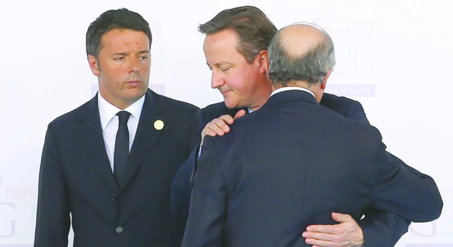 كاميرون خلال لقائه وزير الخارجية الفرنسي فابيوس في أنطاليا (أ.ف.ب)