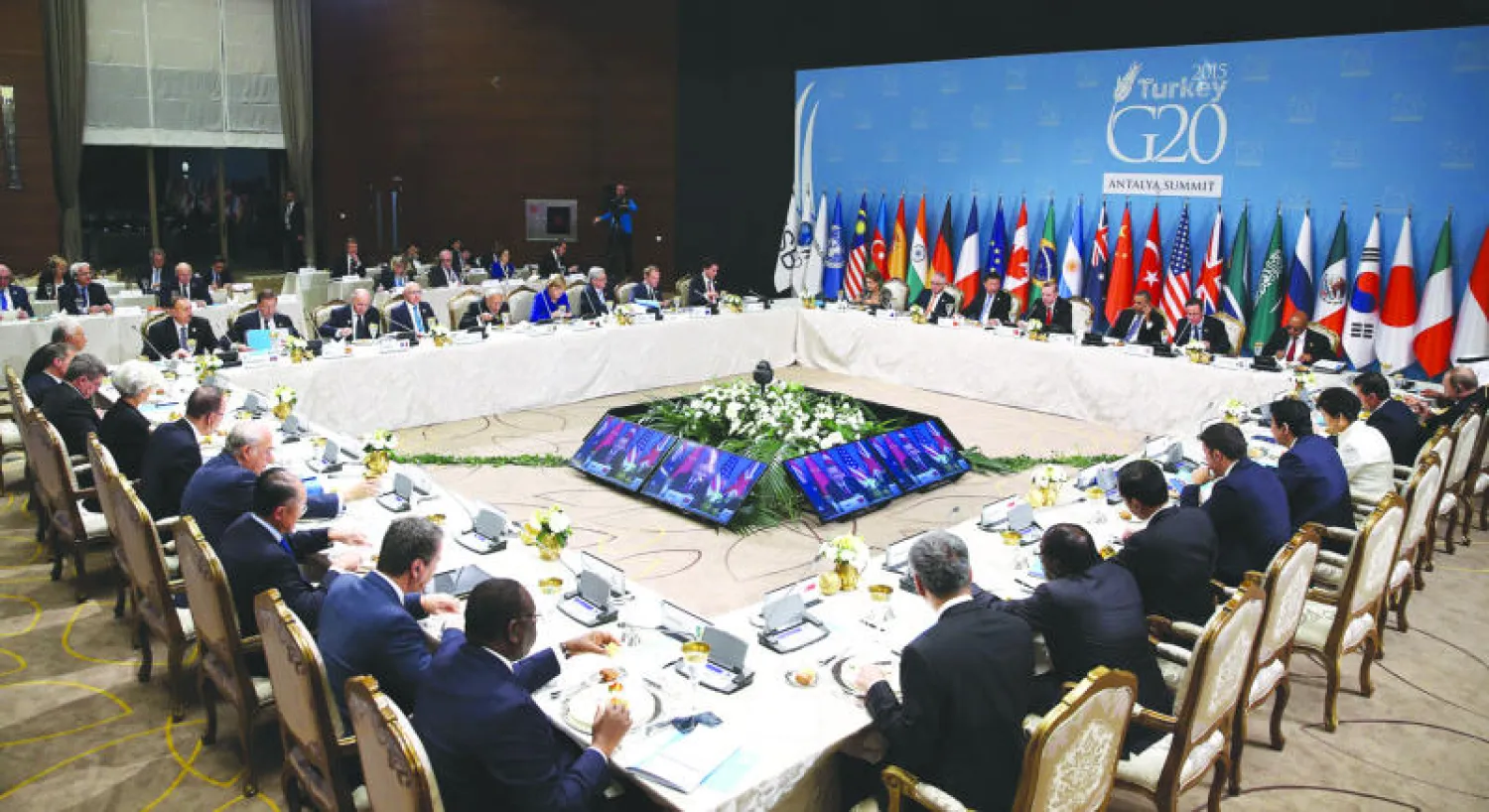 قادة العشرين لدى حضورهم عشاء العمل الأخير قبل اختتام القمة في أنطاليا التركية (أ. ف. ب)