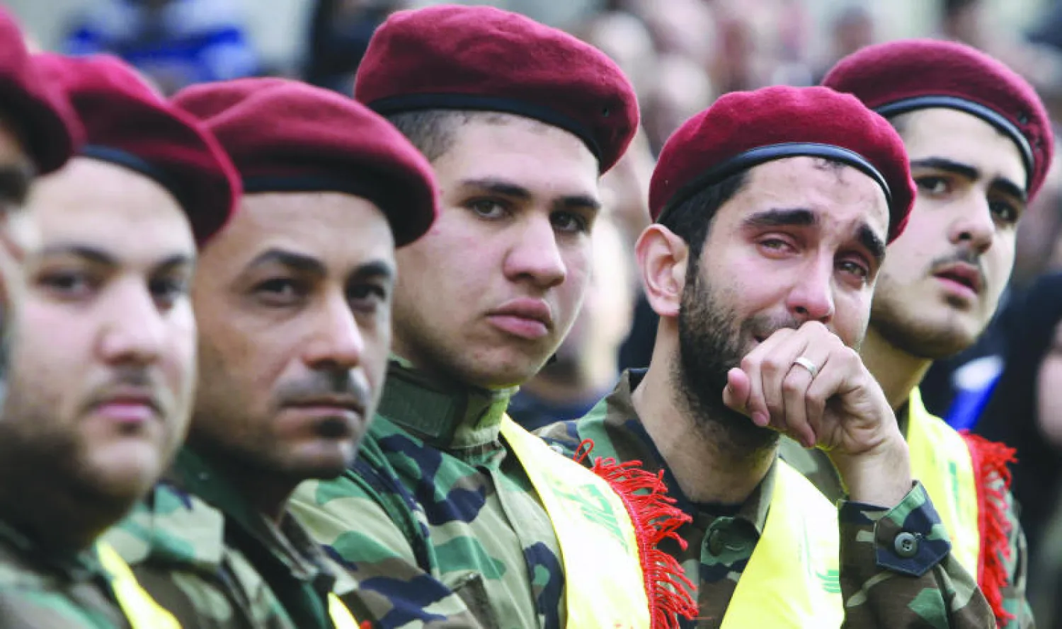 مقاتلون من حزب الله أثناء تشييع محمد محمود نزار عضو الحزب الذي كان يقاتل في سورية (أ.ب)