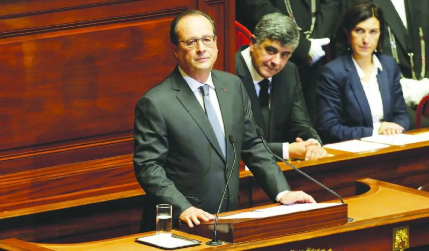 هولاند لدى إلقاء خطابه أمام البرلمان بمجلسيه في فرساي أمس (رويترز)