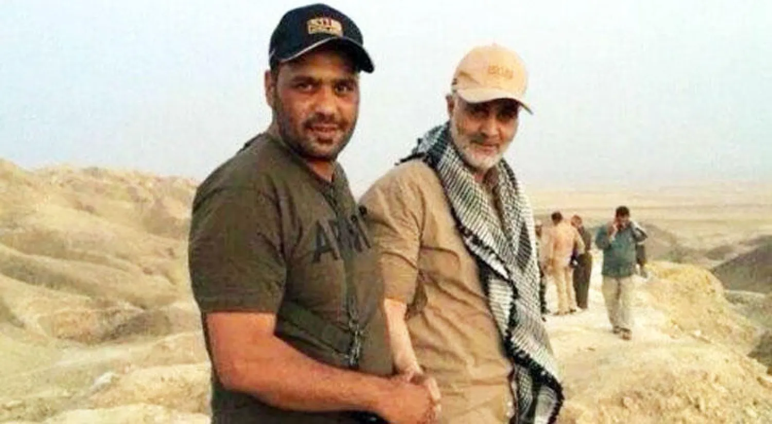 الجنرال الايراني قاسم سليماني في جولة ميدانية في احدى الجبهات العراقية («الشرق الأوسط»)