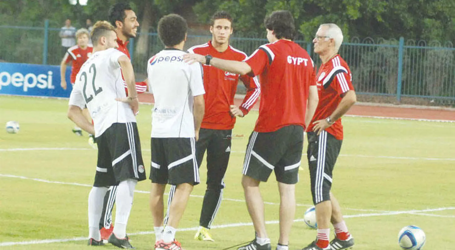 الأرجنتيني كوبر مدرب مصر (يمين) يوجه لاعبيه في التدريبات («الشرق الأوسط»)