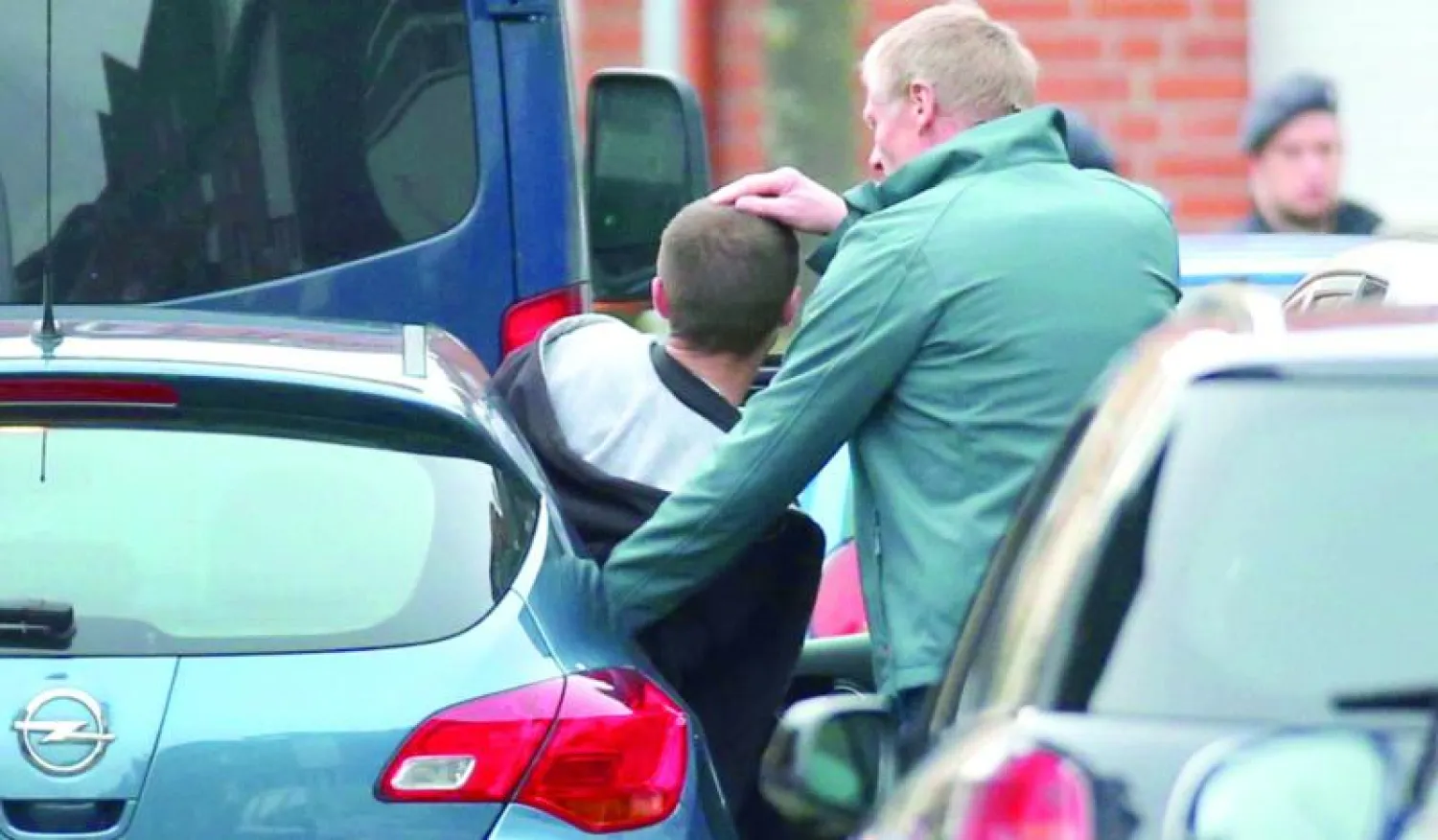 قوات الأمن الألمانية تلقي القبض على أحد المشتبه بهم في هجمومات باريس في مدينة آخن الألمانية أمس (إ.ب.أ)