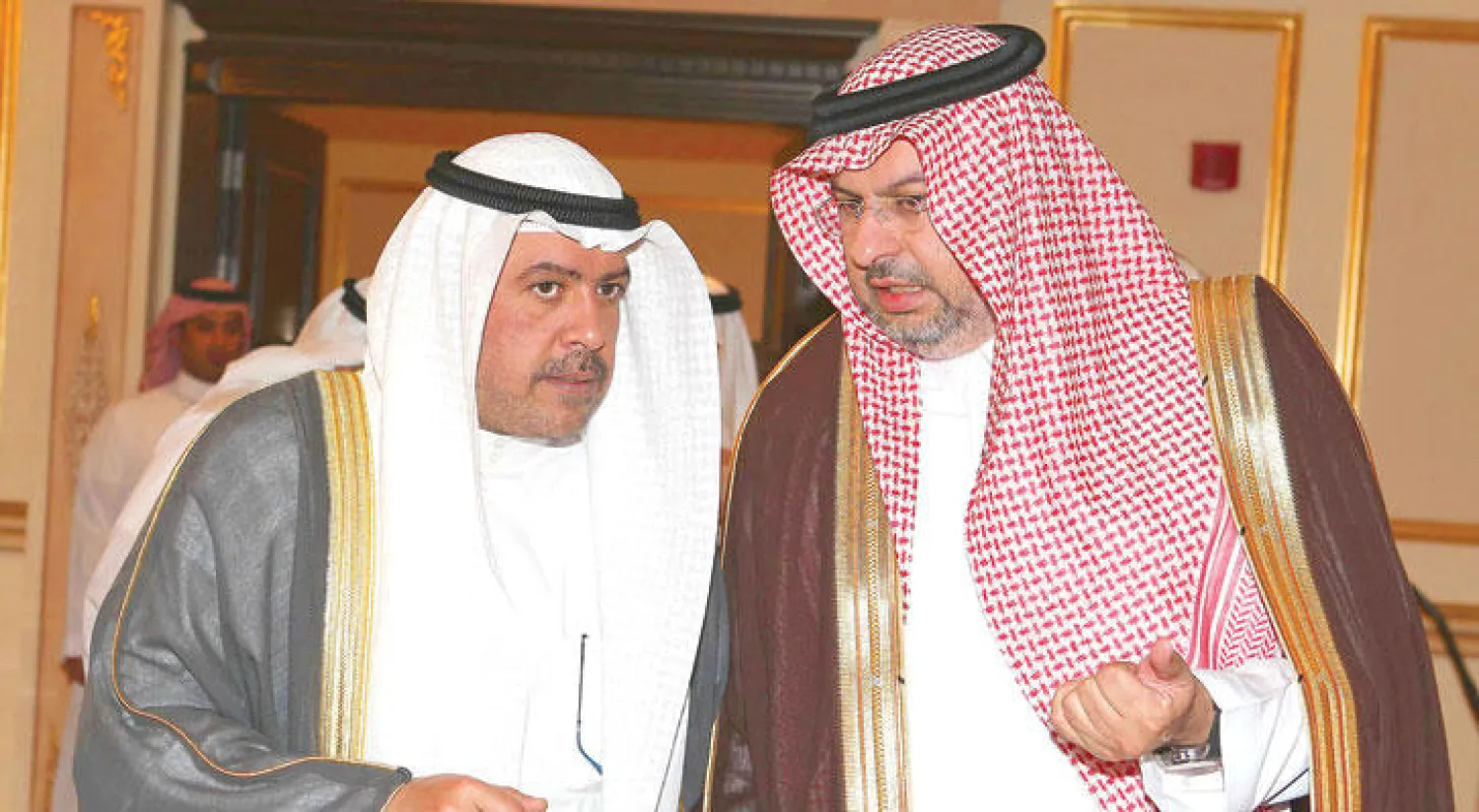 الشيخ أحمد الفهد مع الأمير عبد الله بن مساعد خلال حضوره عمومية الاتحاد الآسيوي لكرة الطائرة (المركز الإعلامي لرعاية الشباب)