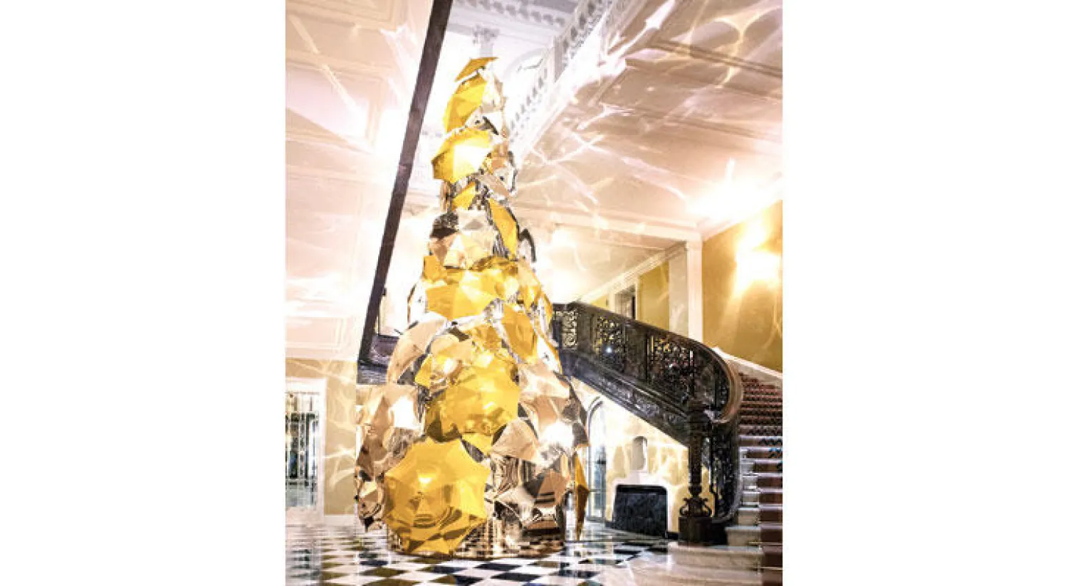 «بيربري» تضيء شجرة الميلاد في فندق «كلاريدجز» بـ77.000 مصباح كهربائي و150 شمسية