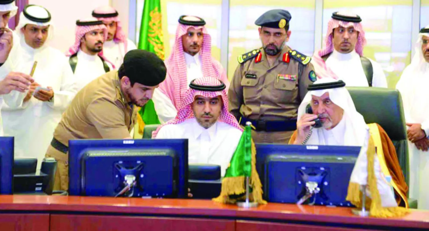 الأمير خالد الفيصل في مركز إدارة الأزمات والكوارث بإمارة المنطقة خلال متابعته عمل الجهات المختصة مع الحالة المطرية التي شهدتها جدة أول من أمس («الشرق الأوسط»)