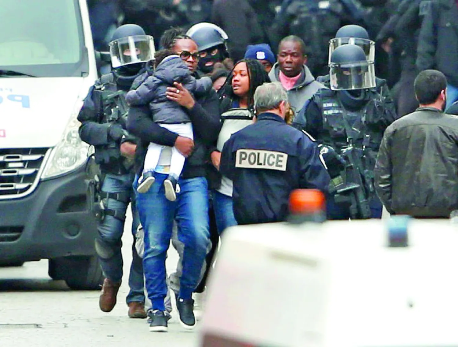 قوات الأمن الفرنسية تجلي سكان ضاحية سان دوني شمال باريس أمس (رويترز)