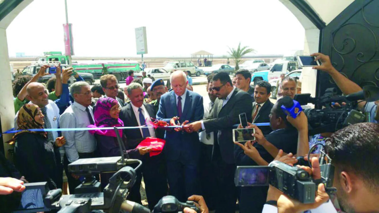 رياض ياسين لدى افتتاحه مقرًا جديدًا لوزارة الخارجية في العاصمة المؤقتة عدن أمس