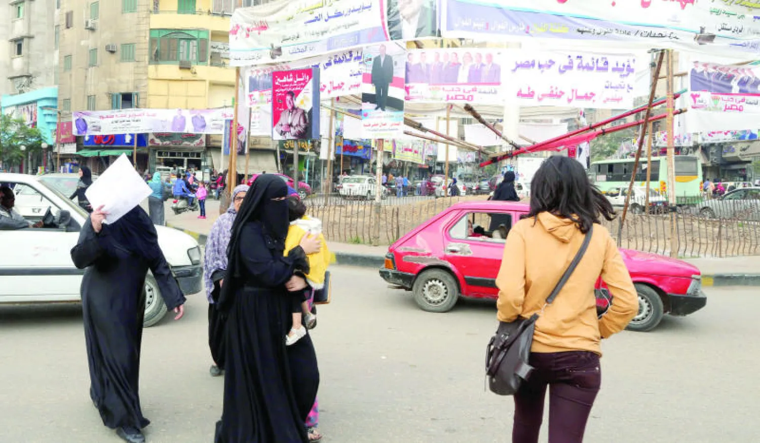 أحد شوارع القاهرة قبل ساعات من انطلاق المرحلة الثانية للانتخابات البرلمانية المصرية (إ.ب.أ)