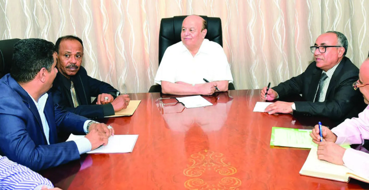 الرئيس اليمني عبده ربه منصور هادي خلال اجتماعه مع كبار المسؤولين اليمنيين في مكتبه بمدينة عدن الجنوبية أمس (أ.ب)