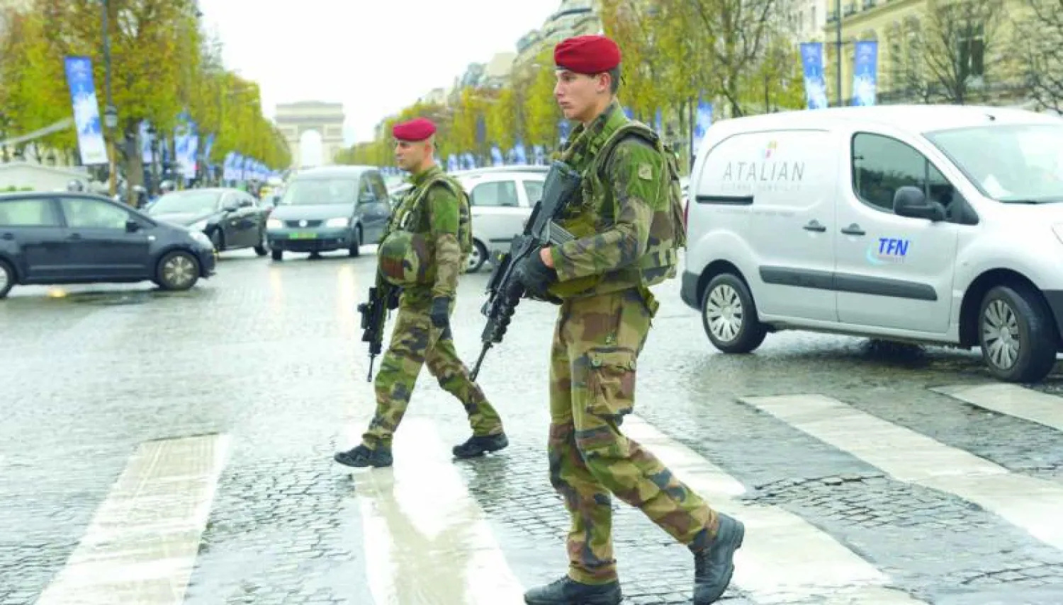 جنديان فرنسيان بكامل عتادهما في دورية أمس بأحد شوارع باريس بعد الهجوم الإرهابي يوم الجمعة الماضي (أ.ف.ب)