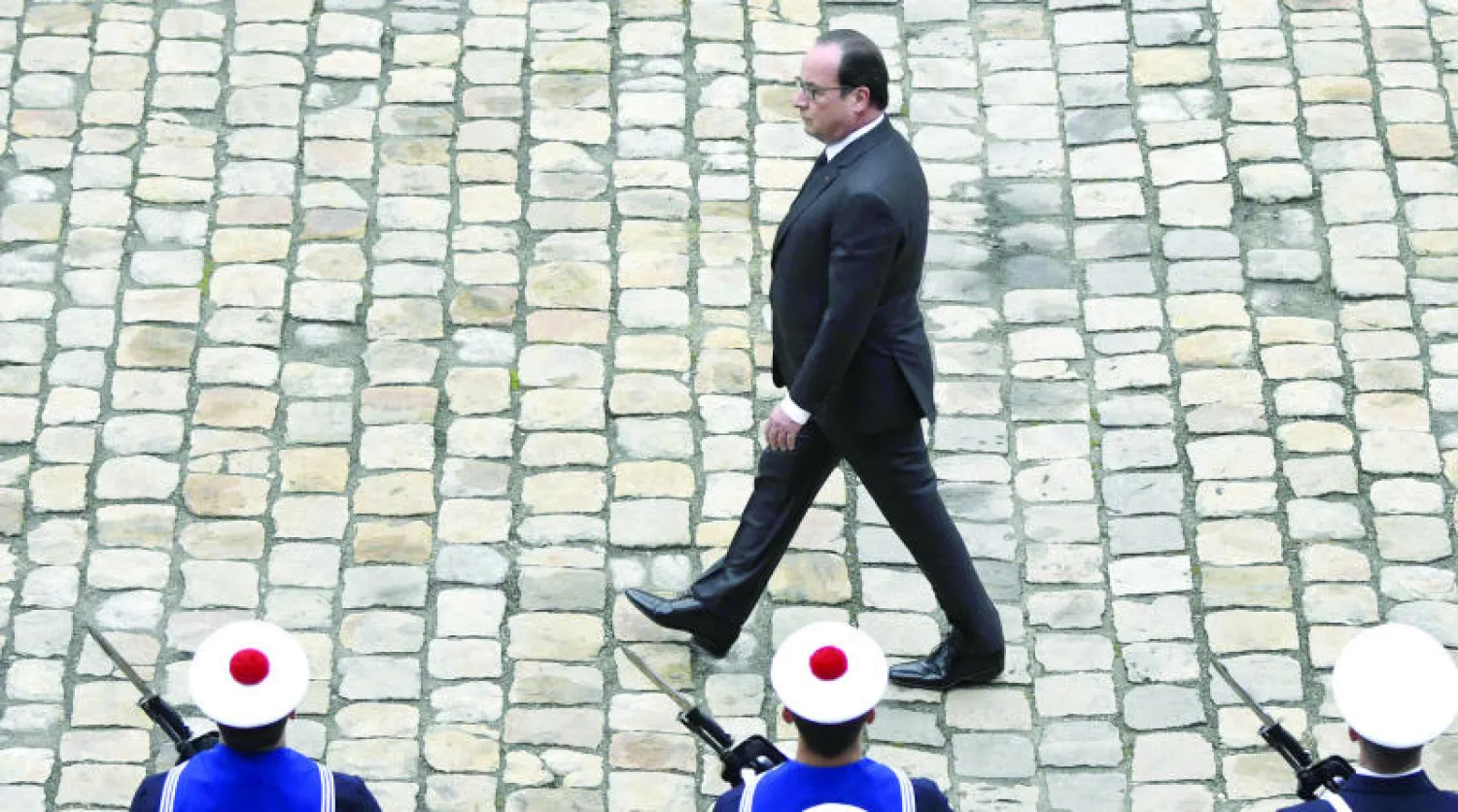 الرئيس الفرنسي فرنسوا هولاند يستعرض حرس الشرف في العاصمة باريس أمس (أ.ف.ب)