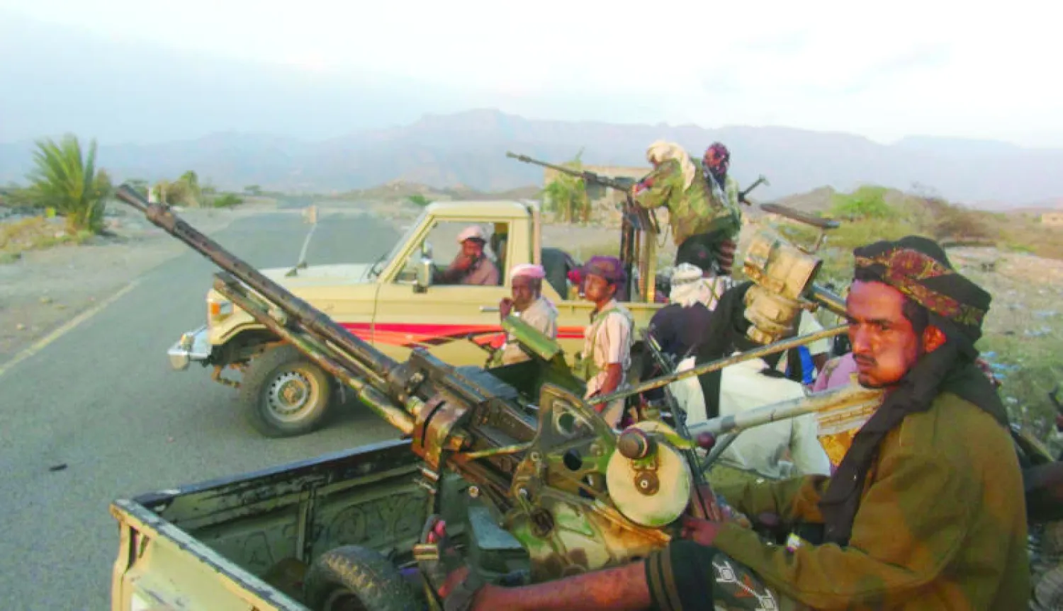 مسلحون من رجال القبائل اليمنية ولجان المقاومة الشعبية يتجهون بشاحنة نحو إحدى جبهات القتال ضد الانقلاب الحوثي في تعز (أ.ف.ب)