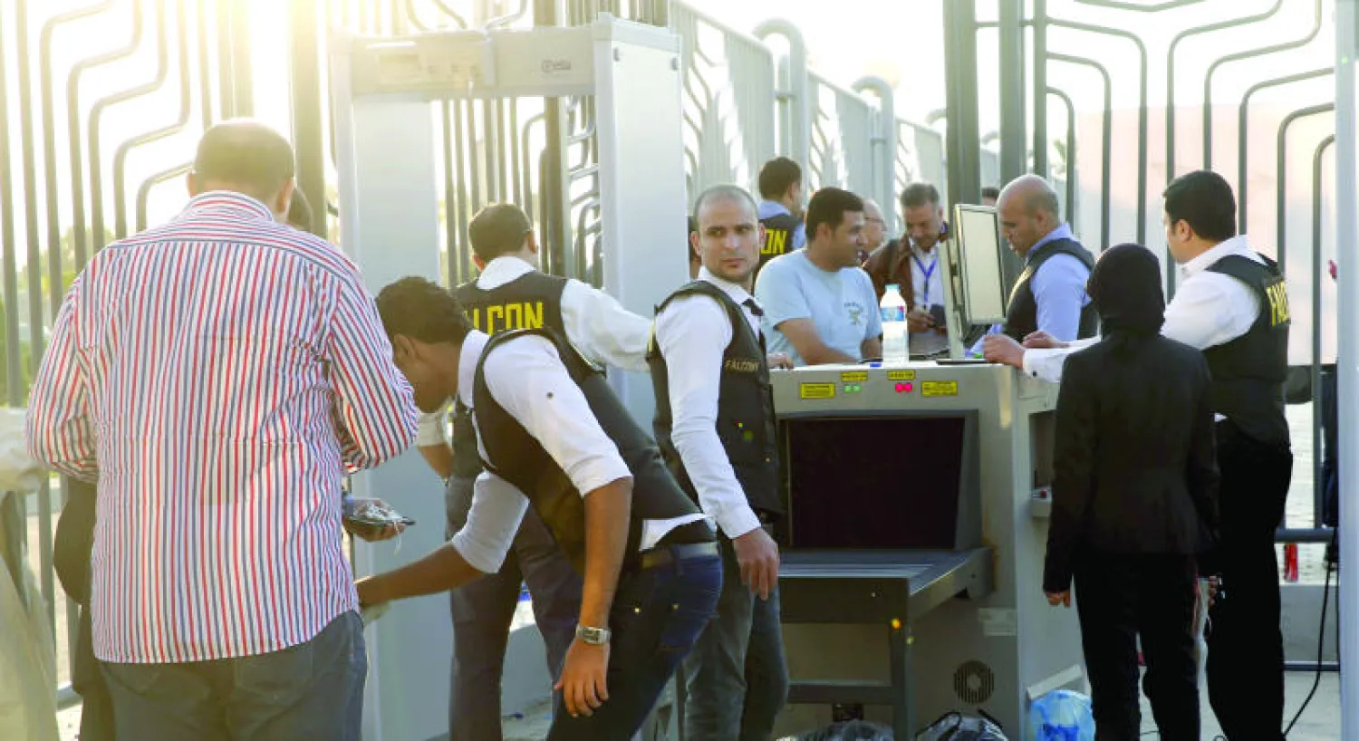 أفراد إحدى شركات الأمن الخاصة يفتشون المشجعين في استاد برج العرب العسكري في الاسكندرية  قبل بدء مباراة مصر أمام تشاد في التصفيات المؤهلة لنهائيات كأس العالم (رويترز)