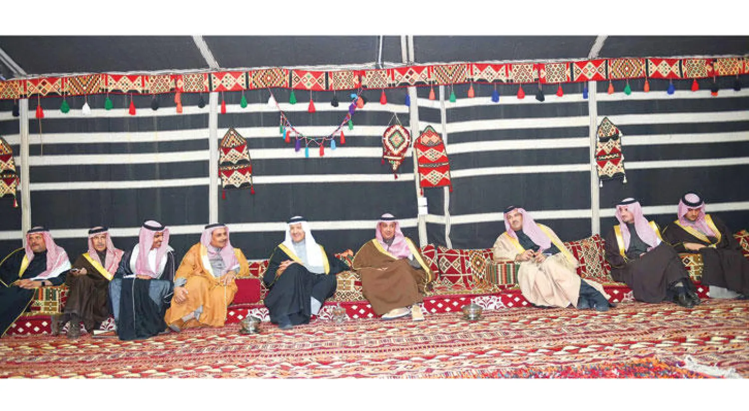 الأمير سلطان بن سلمان رئيس الهيئة العامة للسياحة والتراث الوطني والأمير فيصل بن سلمان أمير المدينة المنورة خلال افتتاح مخيم صحارى العلا (واس)