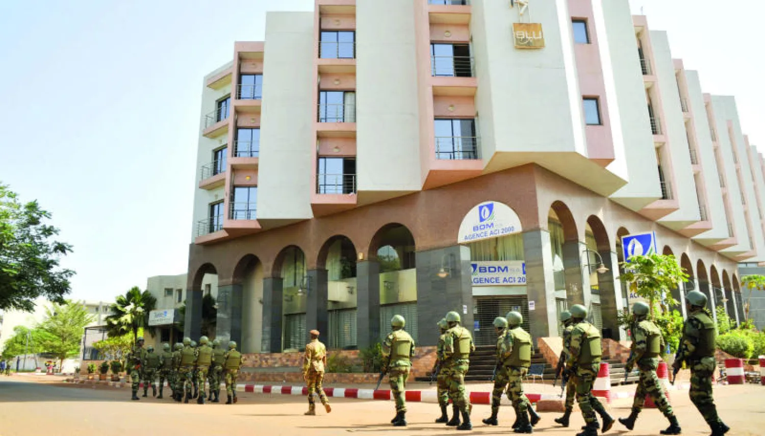 جنود ماليون يؤمنون محيط فندق «راديسون بلو» مع إعلان حالة الطوارئ في البلاد أمس (أ.ف.ب)