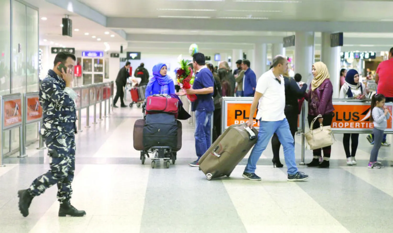 لبنانيون لدى وصولهم إلى مطار بيروت الدولي أمس عشية قرار روسيا تنفيذ مناورات عسكرية بالقرب من سواحل لبنان (رويترز)