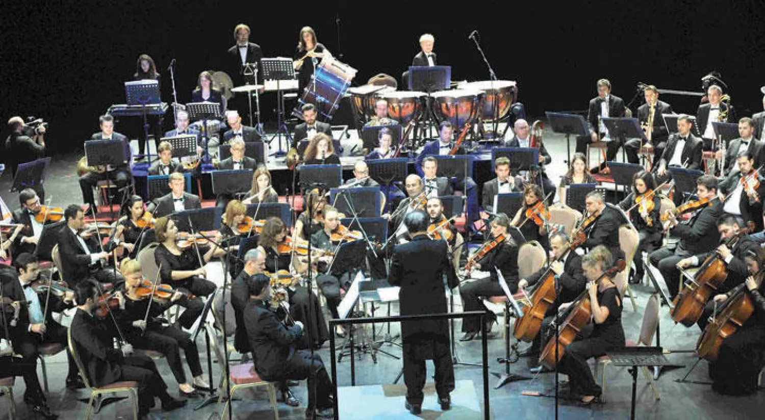 المايسترو فارتان ملكونيان يقود «أوركسترا بيروت السمفونية» في «كازينو لبنان» (تصوير: رافي بربريان)