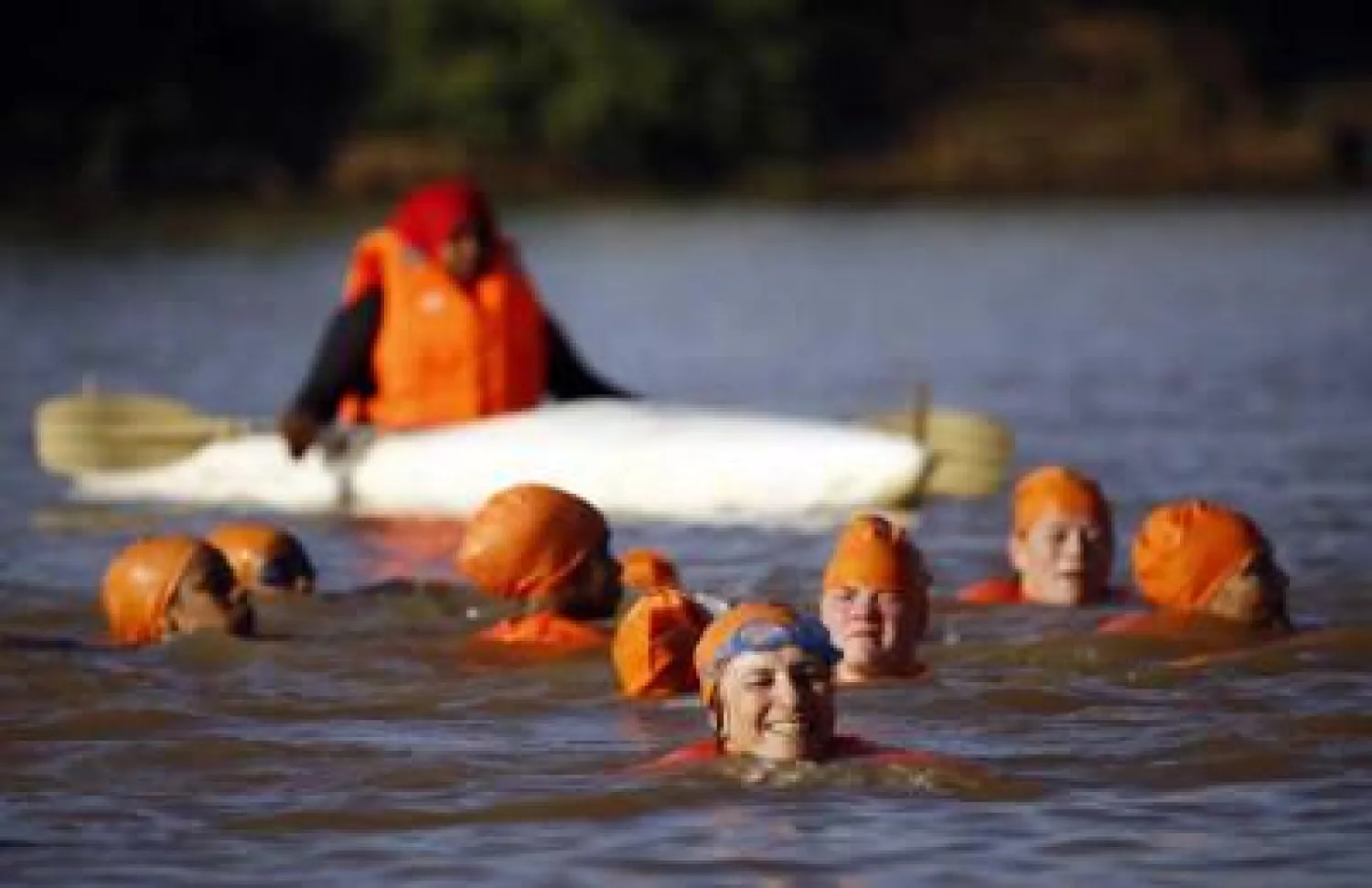 سفيرة هولندا لدى السودان تعبر نهر النيل سباحة تنفيذا لرهان على «الفيسبوك»