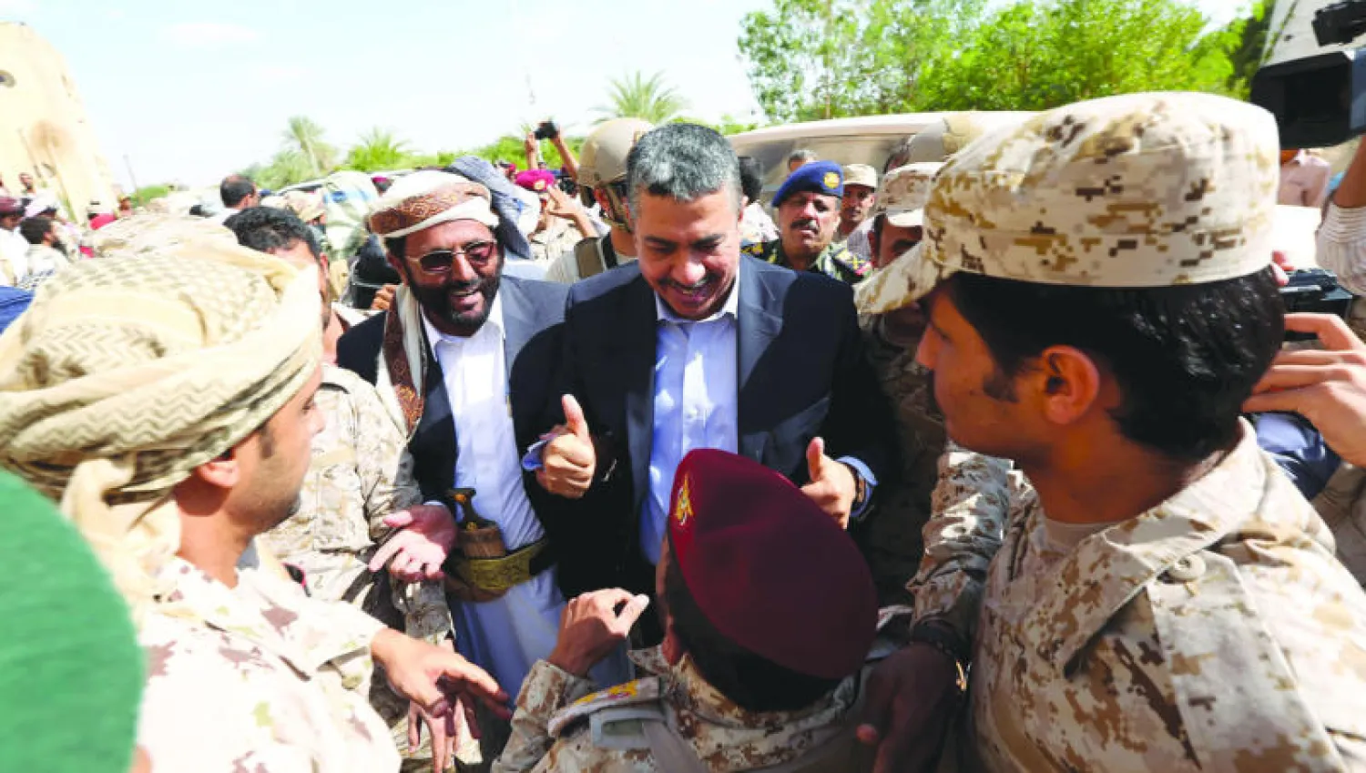 نائب الرئيس اليمني رئيس الوزراء خالد بحاح يتفقد إحدى الجبهات في مأرب مع محافظها سلطان العرادة (رويترز)