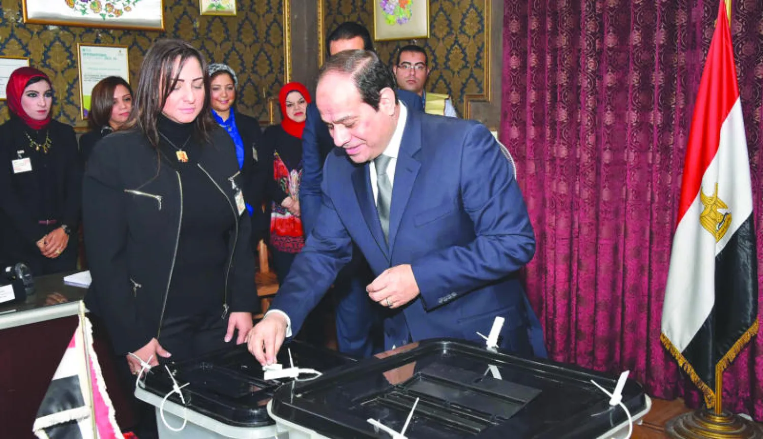 الرئيس المصري عبد الفتاح السيسي أدلى بصوته أمس في انتخابات مجلس النواب للمرة الأولى بلجنة في مدرسة بمصر الجديدة (شرق القاهرة) (أ.ف.ب)