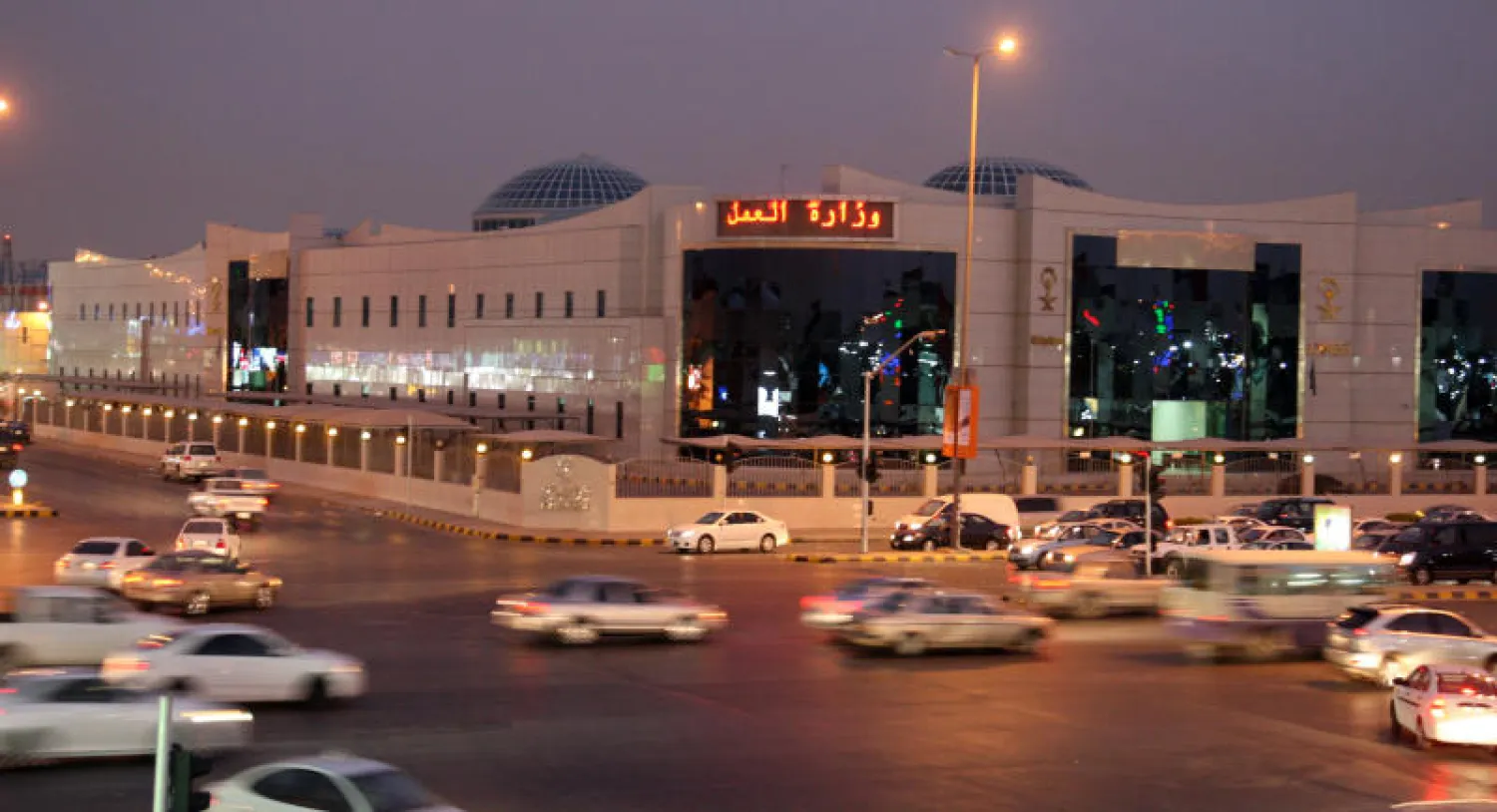 «العمل» السعودية: أجور 5.6 مليون عامل تدخل «حماية الأجور»