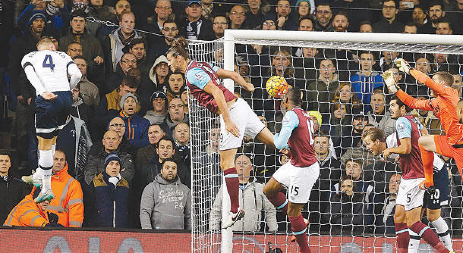 الدرفيريلد (يسار) يسجل هدف توتنهام الثاني في مرمى وستهام بضربة رأسية (أ.ب)