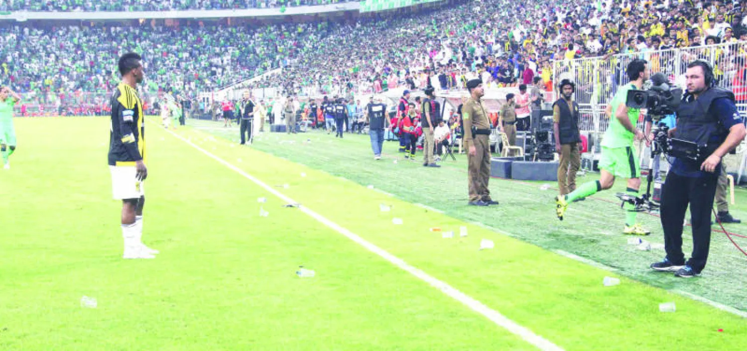الجماهير الاتحادية ألقت عبوات فارغة على مدرب فريقها الروماني بولوني (تصوير: محمد المانع)