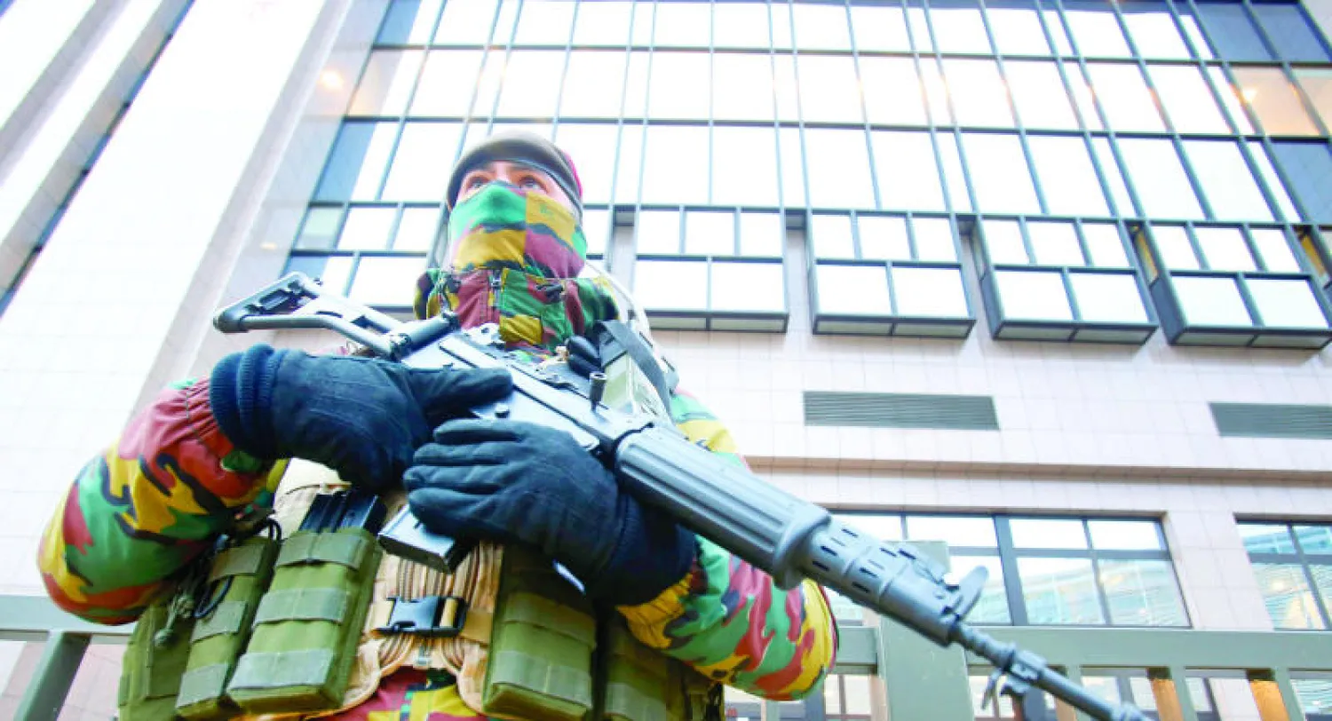 جندي بلجيكي يحرس مدخل مقر المجموعة الأوروبية وسط استمرار الإجراءات الأمنية المشددة لليوم الرابع على التوالي في العاصمة بروكسل (رويترز)