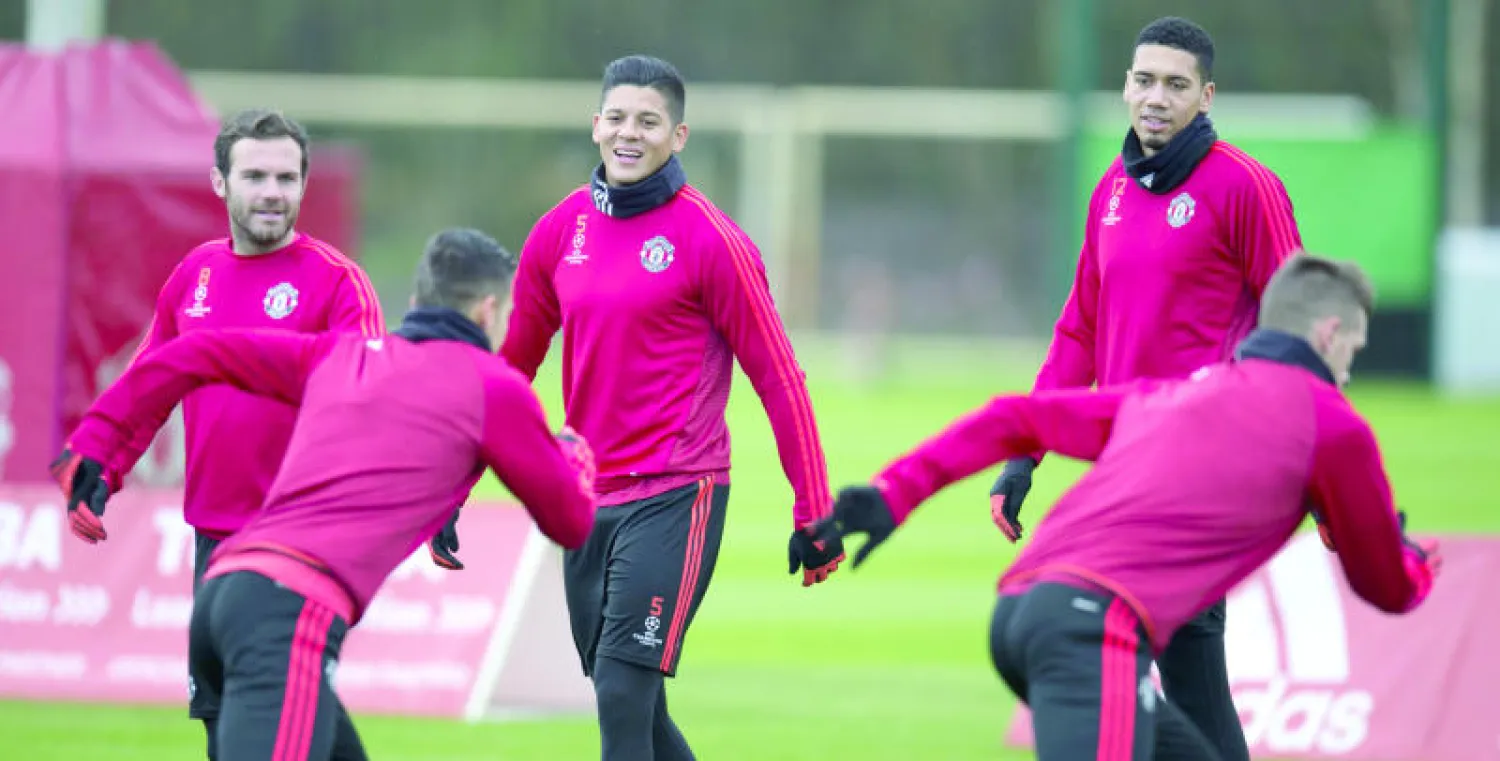 لاعبو مانشستر يونايتد في التدريبات أمس استعدادًا لمواجهة أيندهوفن (أ.ف.ب)