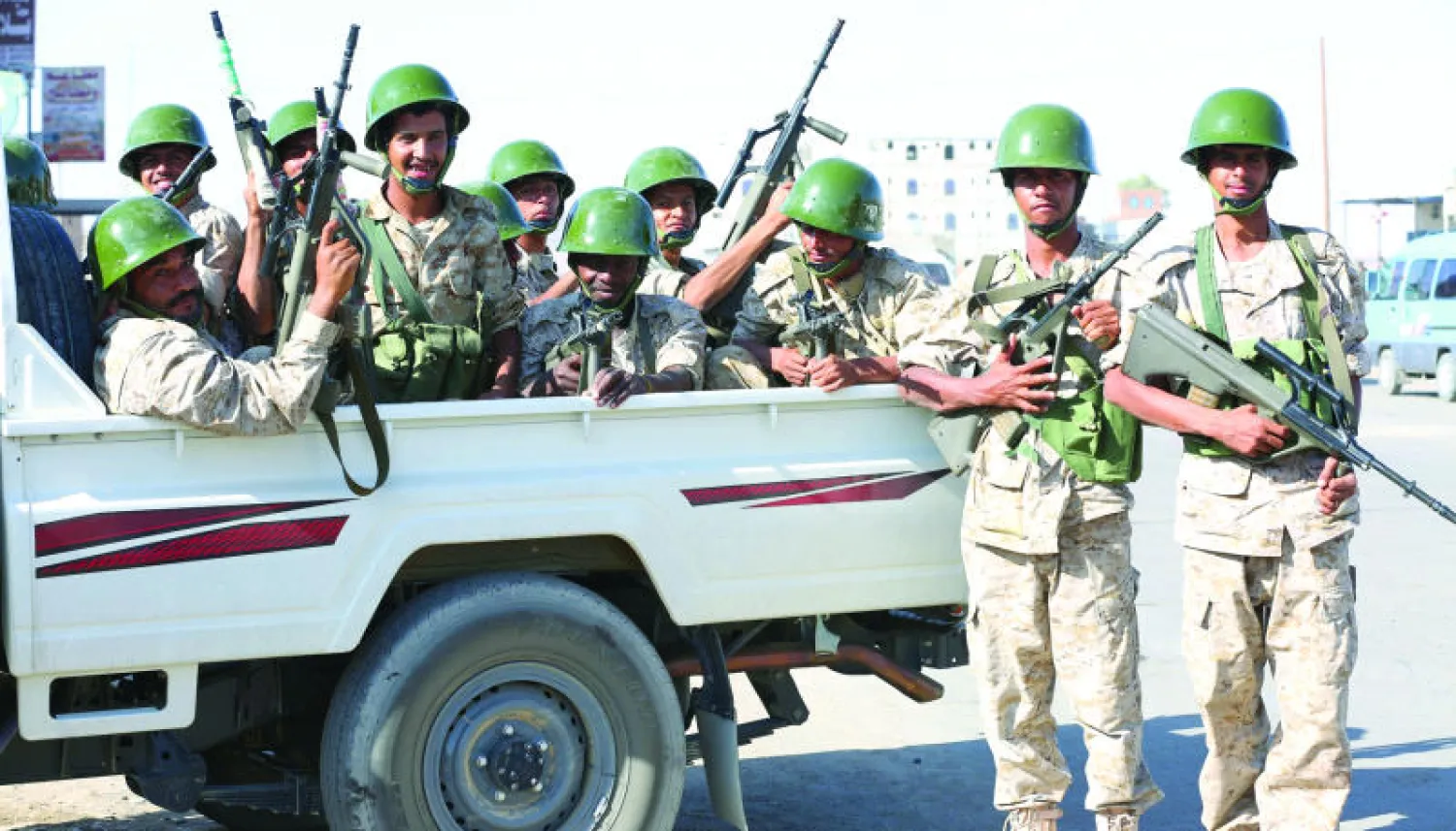 قوات من الجيش الوطني اليمني في حالة استعداد وتأهب في مدينة مأرب أمس (غيتي)