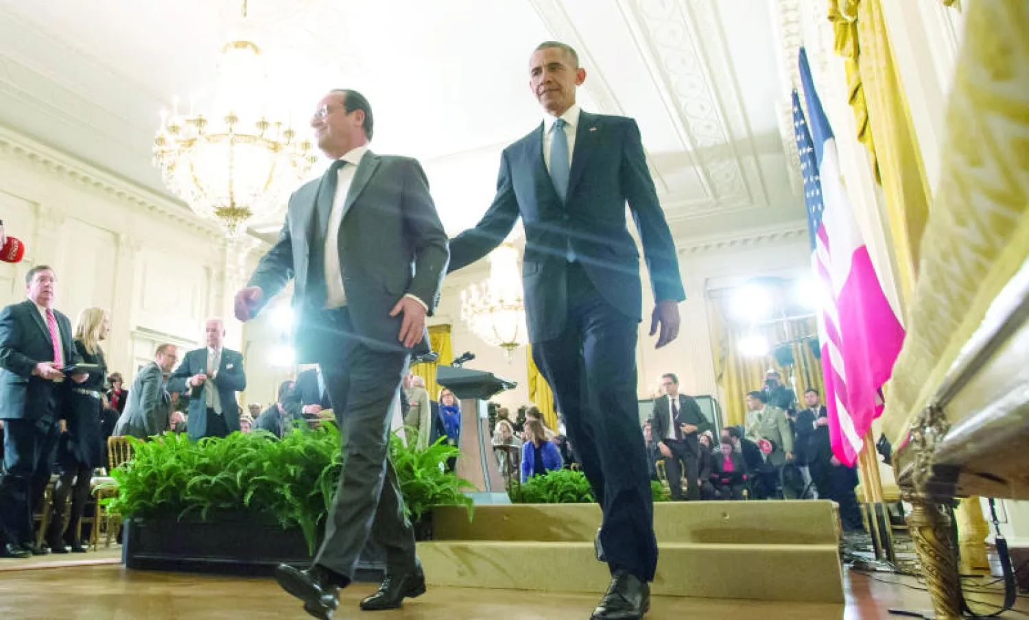 الرئيس الأميركي باراك أوباما والرئيس الفرنسي فرانسوا هولاند يغادران إحدى القاعات بعد المؤتمر الصحافي الذي عقداه أمس (إ.ب.أ)