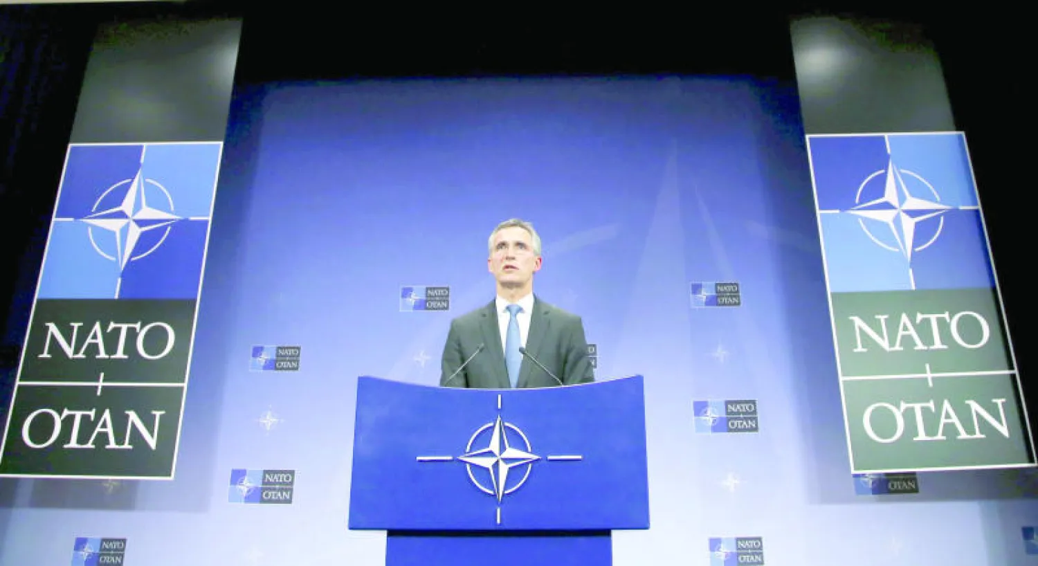 الأمين العام لحلف «الناتو» ينس ستولتنبرغ يتحدث في مؤتمر صحافي بمقر الحلف في بروكسل بعد اجتماعه الطارئ أمس (رويترز)