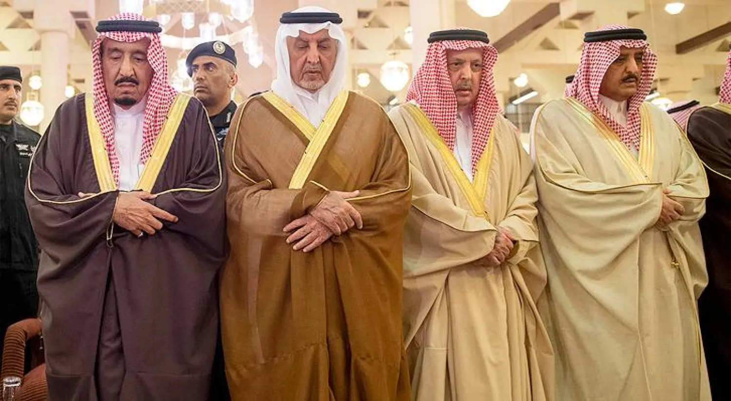 خادم الحرمين الشريفين يؤدي صلاة الميت على الأمير بندر بن فيصل