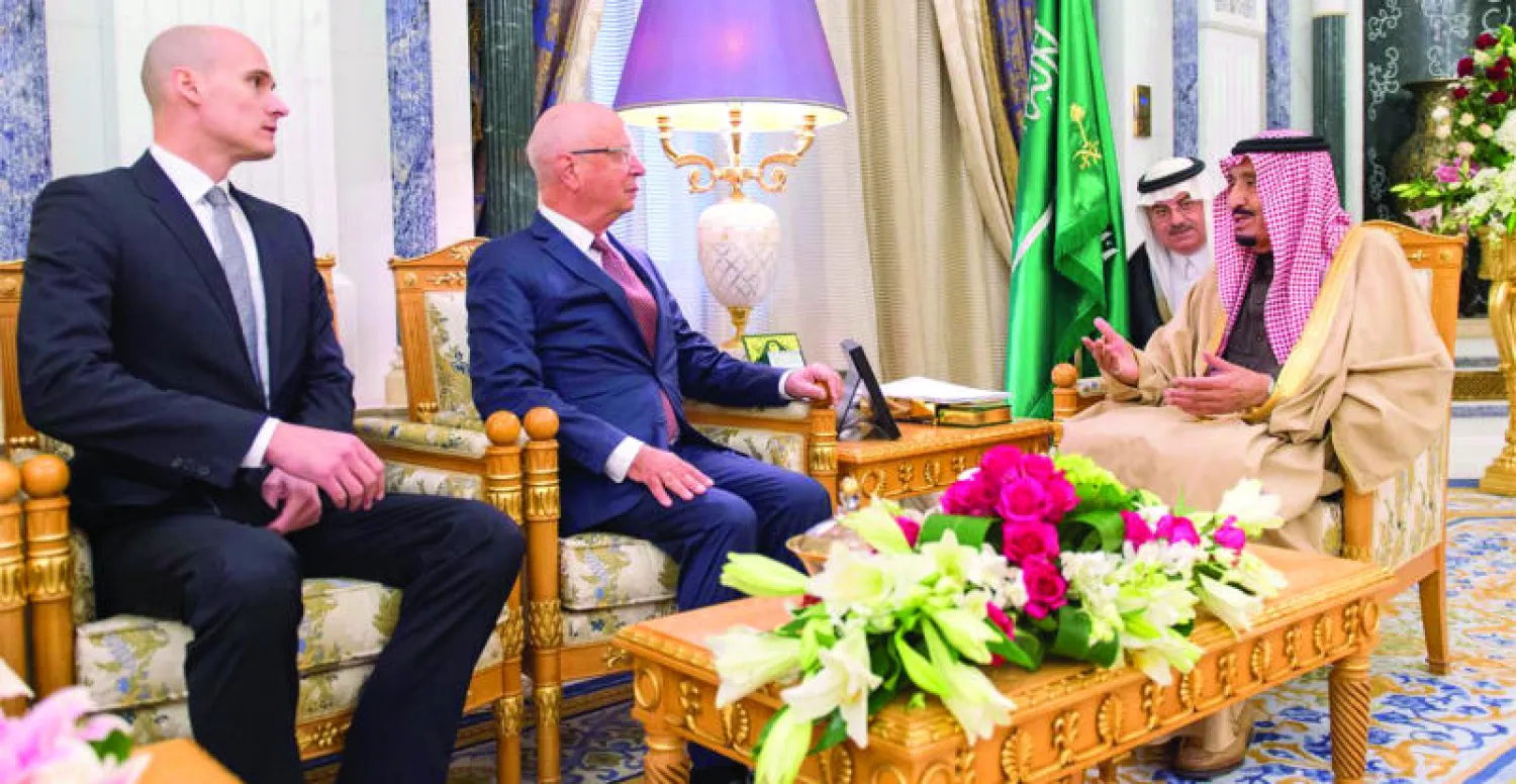 خادم الحرمين الشريفين لدى استقباله مؤسس المنتدى الاقتصادي العالمي كلاوس شواب (واس)