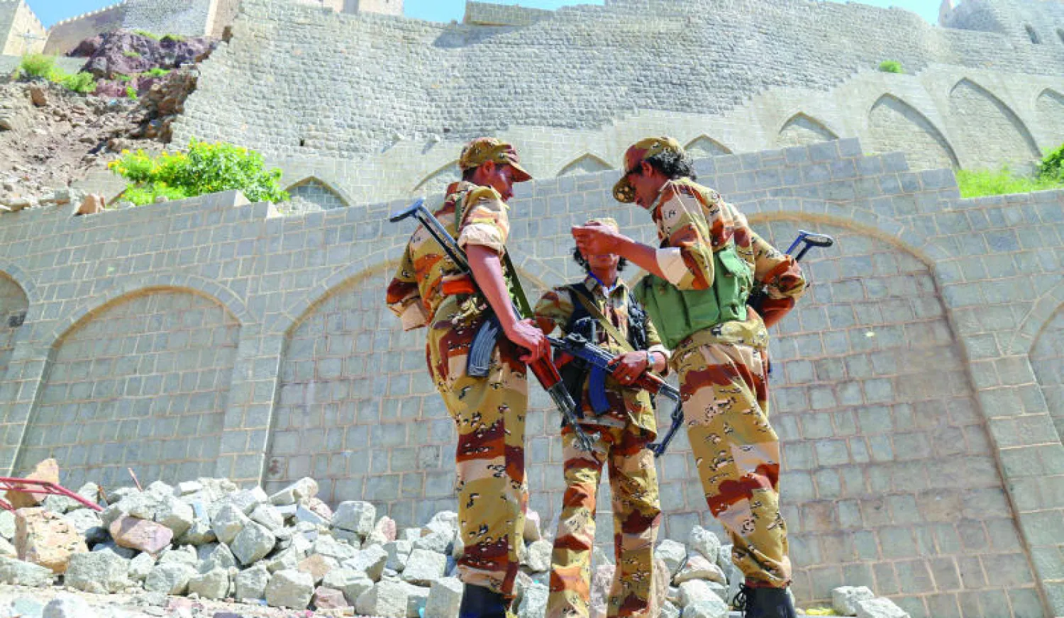 مقاتلون موالون للرئيس هادي يقفون أمام قلعة القاهرة في مدينة تعز (أ. ف. ب)