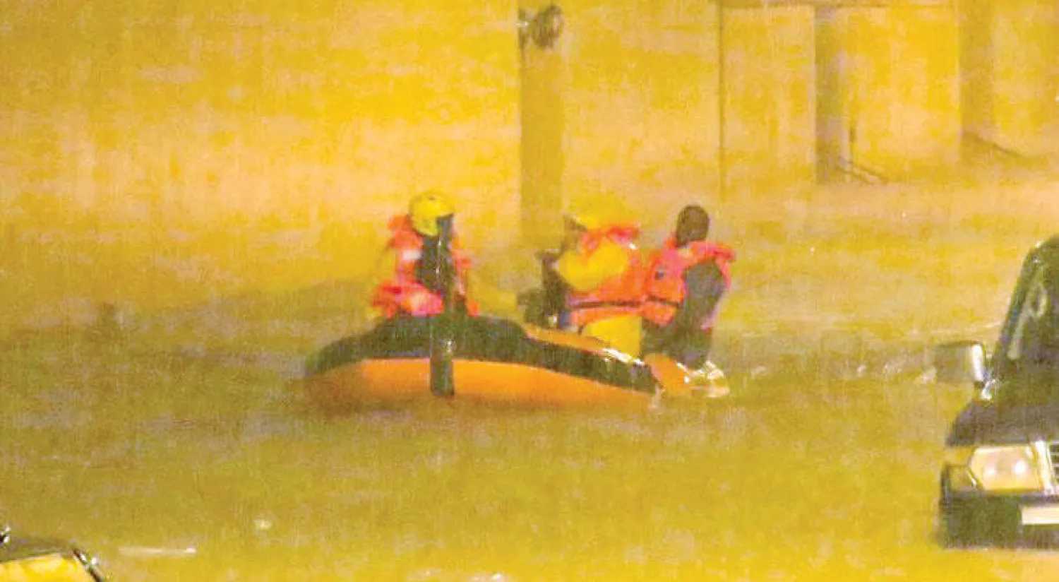 استخدمت قوات الدفاع المدني الطائرات العمودية والقوارب المطاطية لإنقاذ عدد من المواطنين العالقين بمركباتهم التي جرفتها السيول