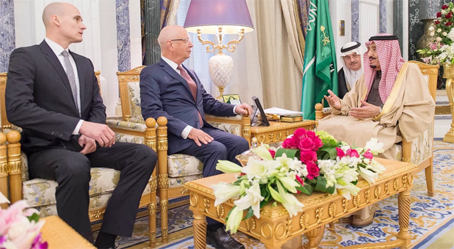 خادم الحرمين يستقبل مؤسس المنتدى الاقتصادي العالمي