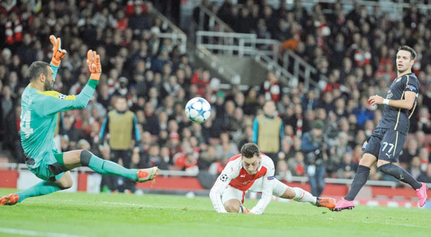 أوزيل يفتتح ثلاثية آرسنال (إ.ب.أ)