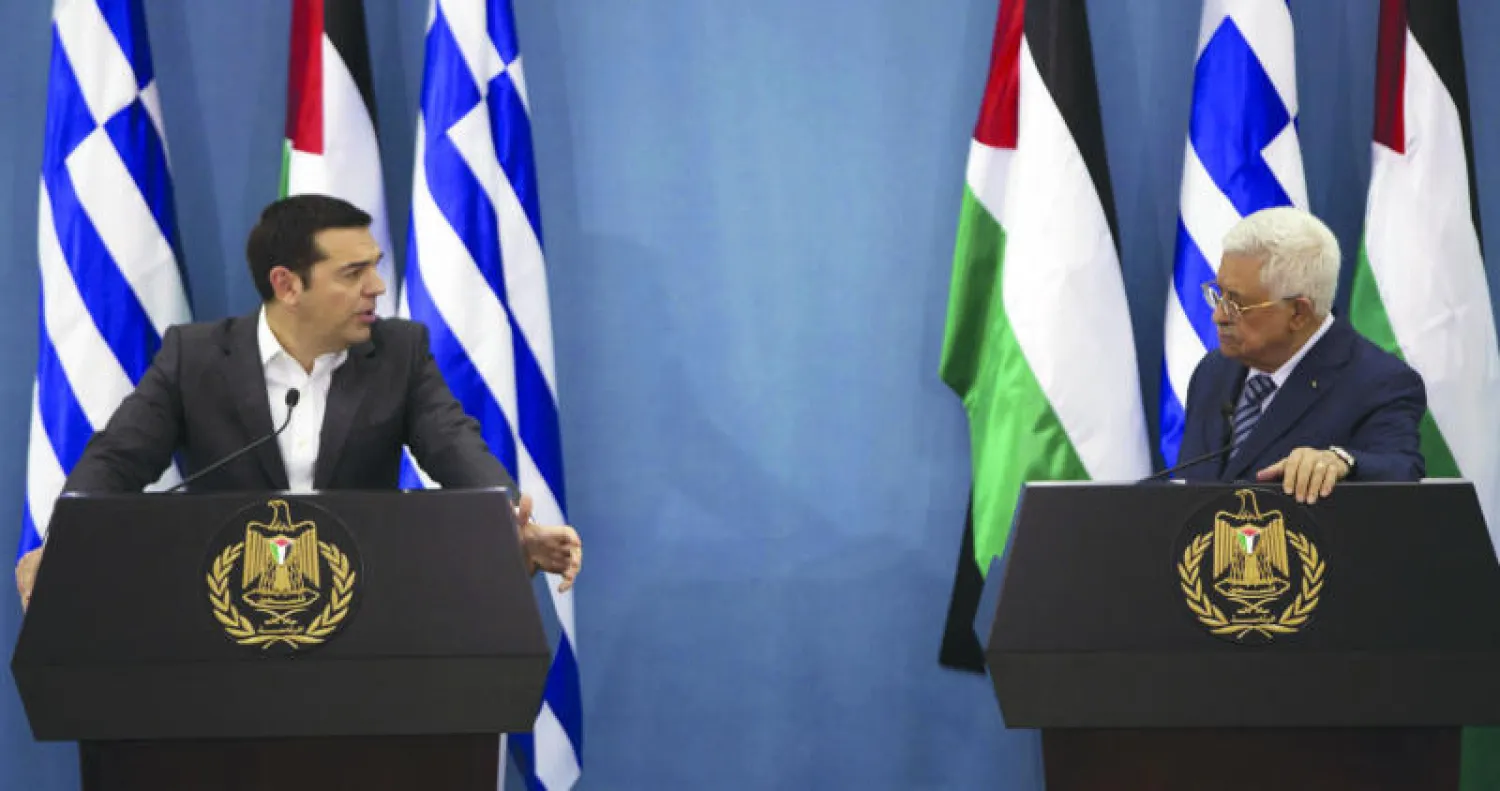 الرئيس الفلسطيني محمود عباس ورئيس الحكومة اليونانية ألكسيس تسيبراس خلال مؤتمرهما الصحافي في رام الله أمس (رويترز)