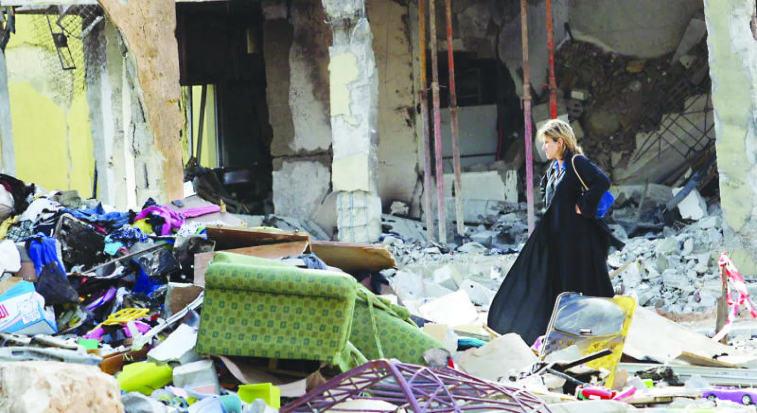 امرأة تعاين ما تبقى من الذكريات.. بعد الحادث الشنيع في إحدى مناطق شرق السعودية