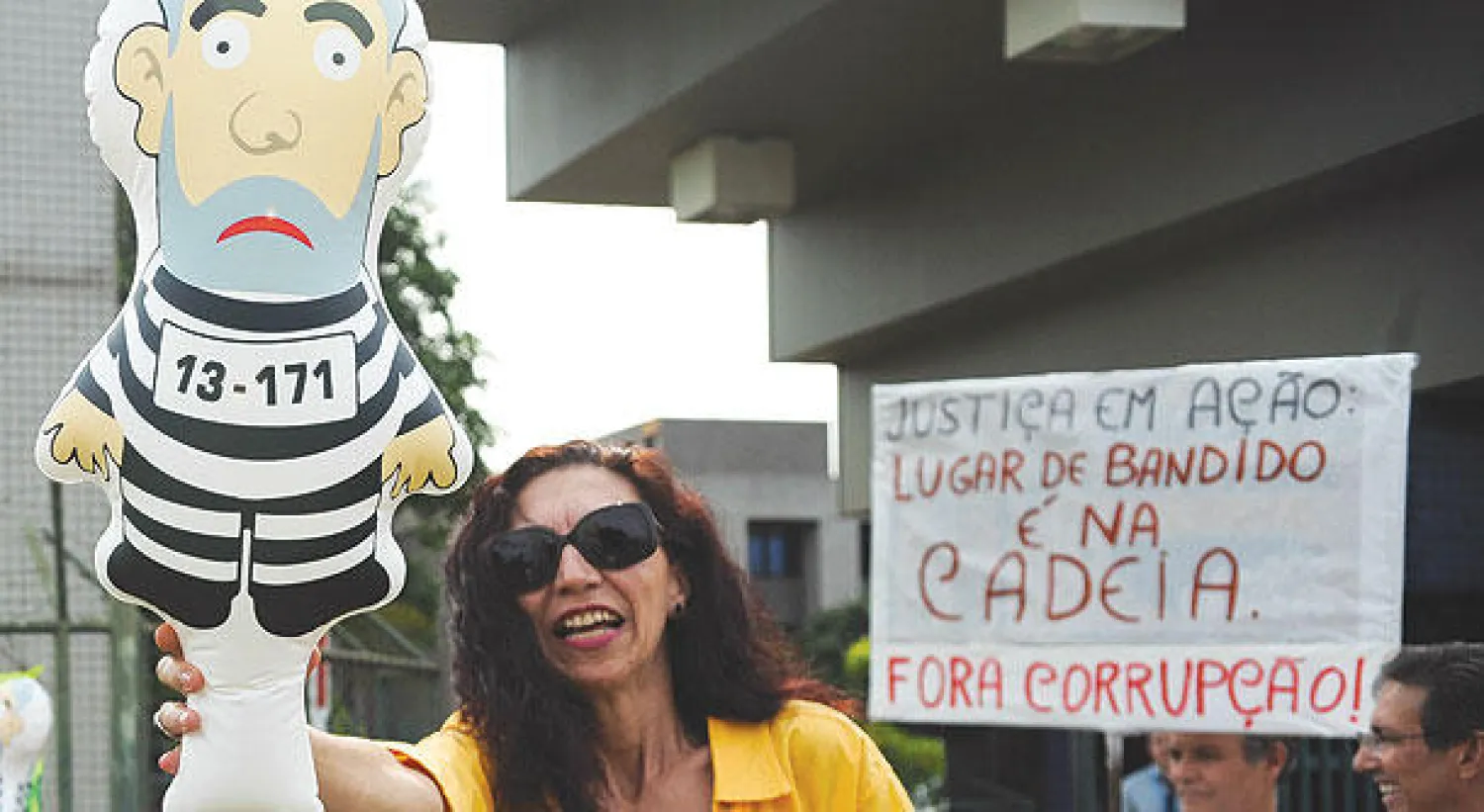 برازيليون يتظاهرون أمام مقر الشرطة في مدينة برازيليا ضد حكومة الرئيسة ديلما روسيف بعد اعتقال دلسيدي أمارال ليلة أول من أمس (أ.ف.ب)