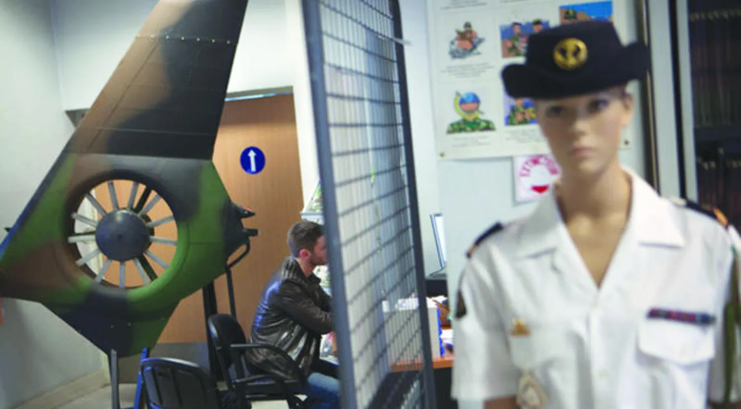 رينان ماسيو (32 عاما)  الموظف بأحد البنوك خلال مقابلة بقاعدة عسكرية في شرق فرنسا يطلب فيها الالتحاق بالجيش (نيويورك تايمز)