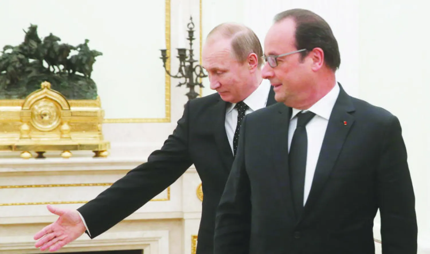 الرئيس الروسي فلاديمير بوتين لدى استقباله  الرئيس الفرنسي فرنسوا هولاند في موسكو أمس (إ.ب.أ)
