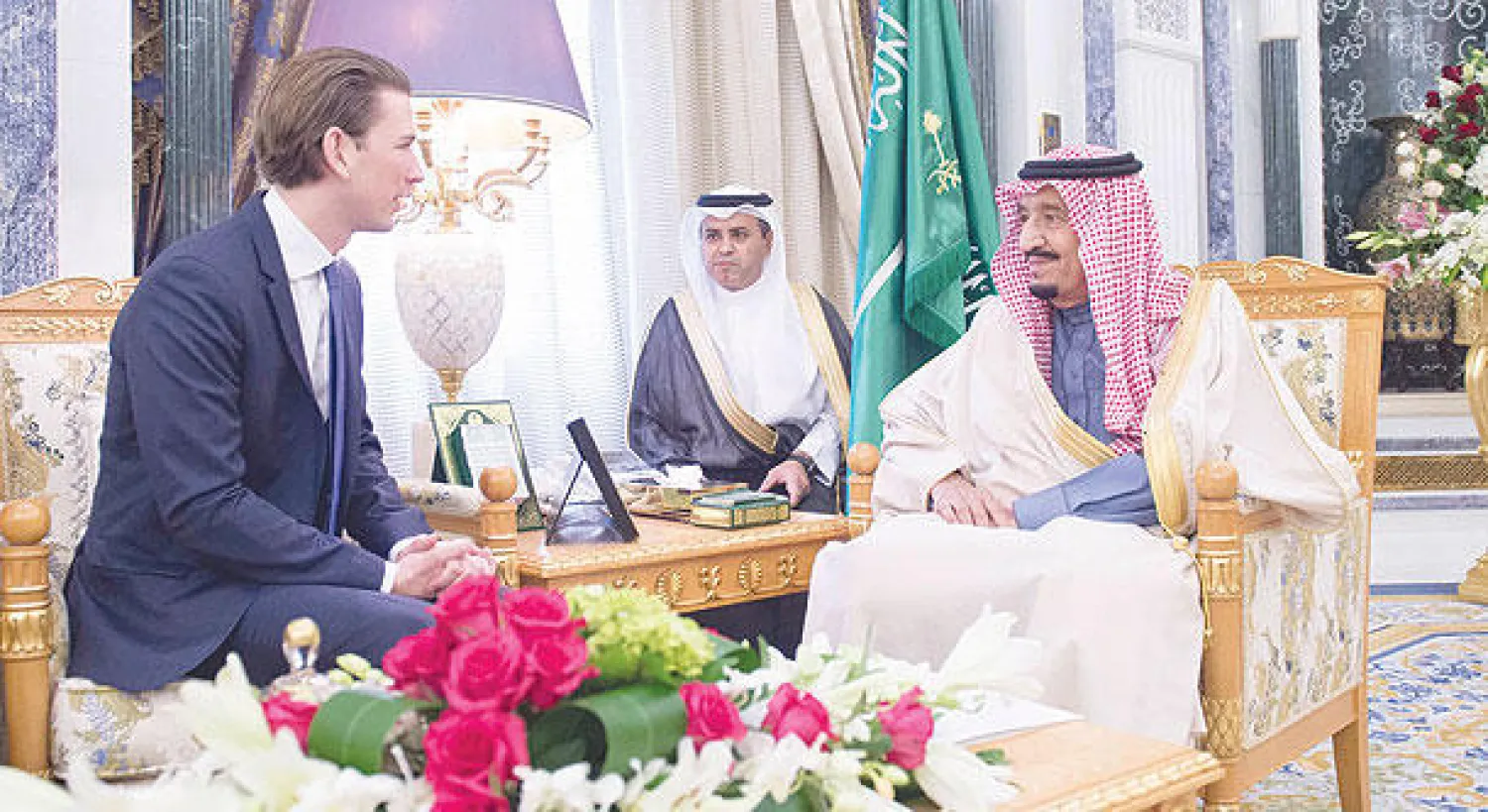 خادم الحرمين يجتمع  مع وزير خارجية النمسا